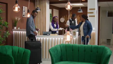 personas que salen del hotel después de un viaje de vacaciones