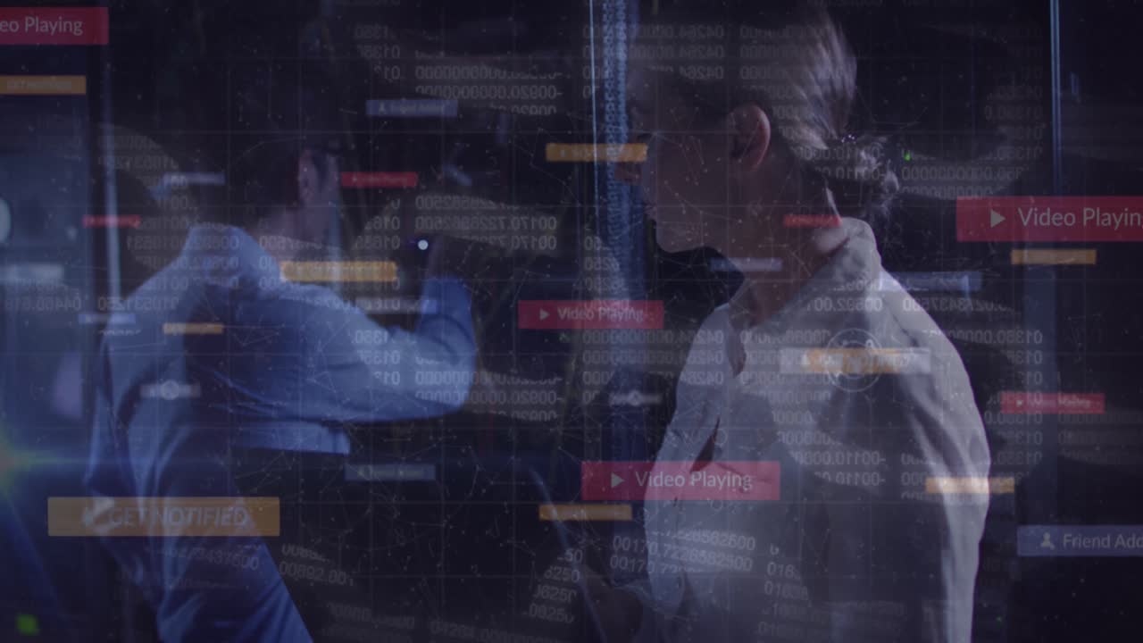 animación de la cadena y el procesamiento de datos sobre la ingeniera de ti caucásica por servidores informáticos