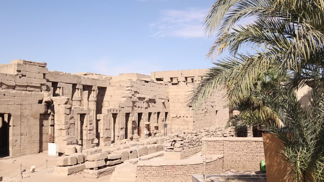 ruinas de jeroglíficos frente al templo de luxor en egipto