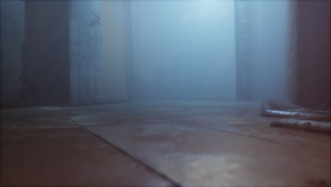 noche lluviosa con niebla en la calle de la ciudad vieja
