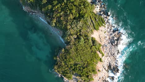 Grandes-Olas-Rodando-En-Islas-Gemelas-En-La-Riviera-Albanesa