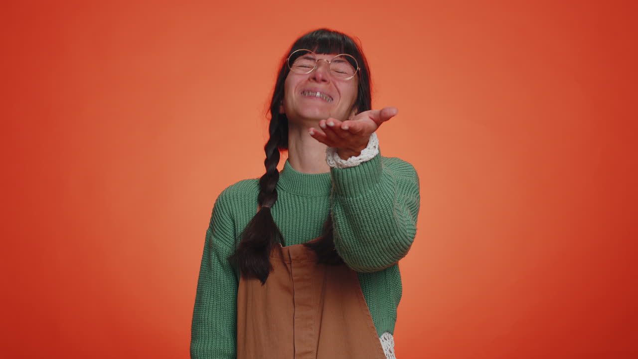 우스 ⁇ 스러운 일화, 재미있는 농담, 괴롭힘, 학대를 듣고 큰 소리로 웃는 젊은 괴짜 여성