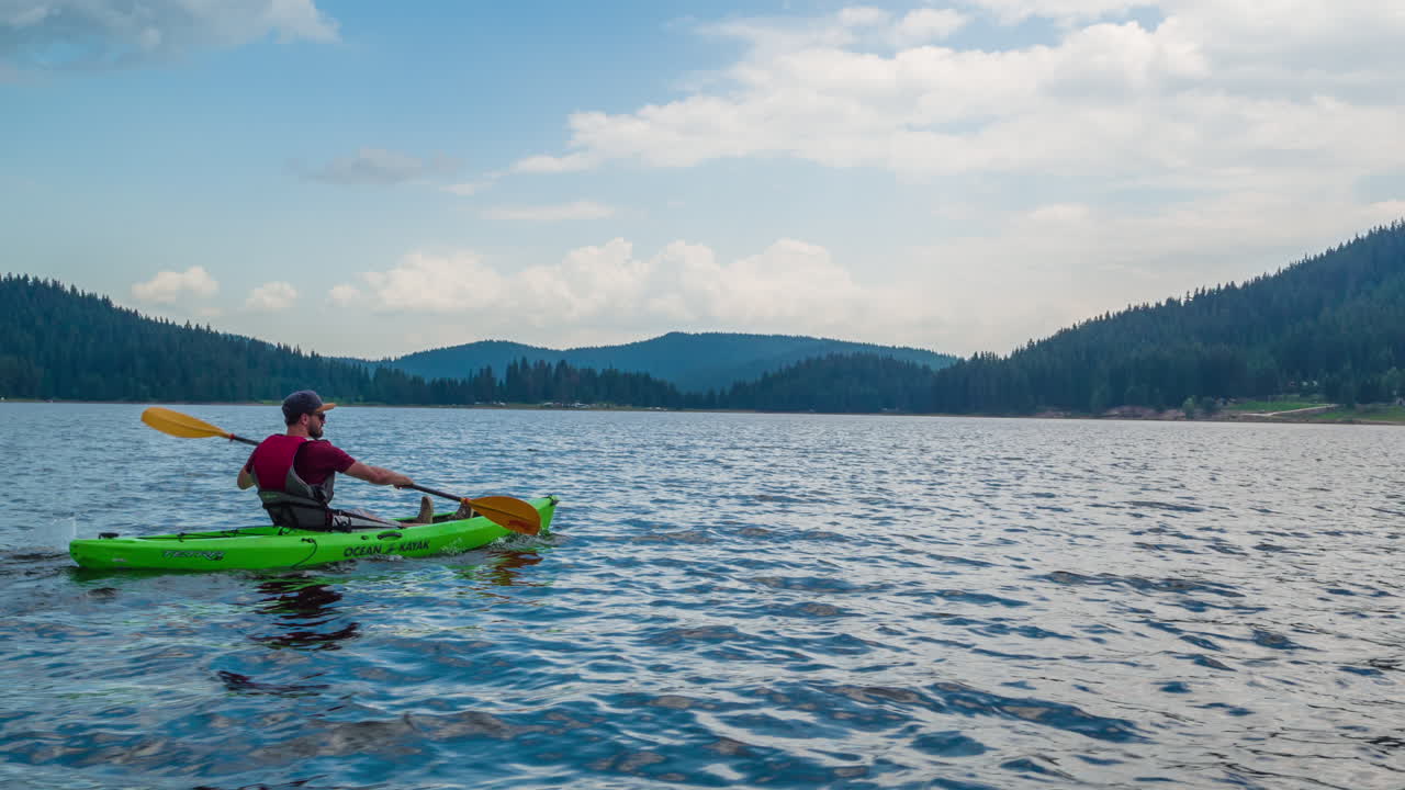kayaking en solitario en un lago sereno bajo