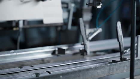 proceso de producción de cajas de cartón de primer plano en la instalación de la fábrica de fabricación