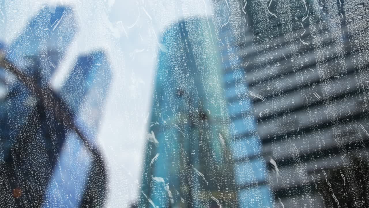 은 유리창을 통해 초점 밖의 군중