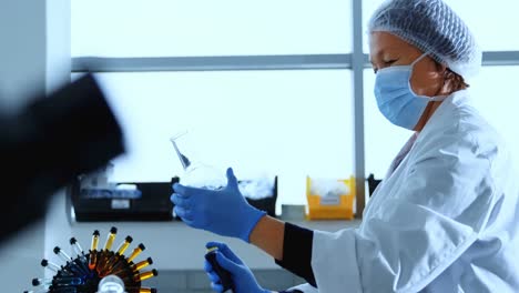 científica experimentando en el laboratorio 4k