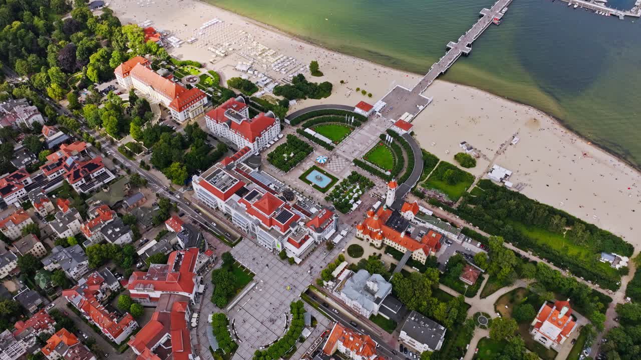 Skwer Kuracyjny Square leads to Sopot Pier with summer crowd and beach vibes