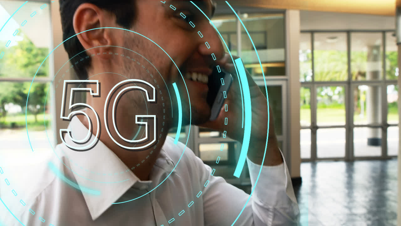 animación de 5g sobre empresario biracial usando teléfono inteligente en la oficina