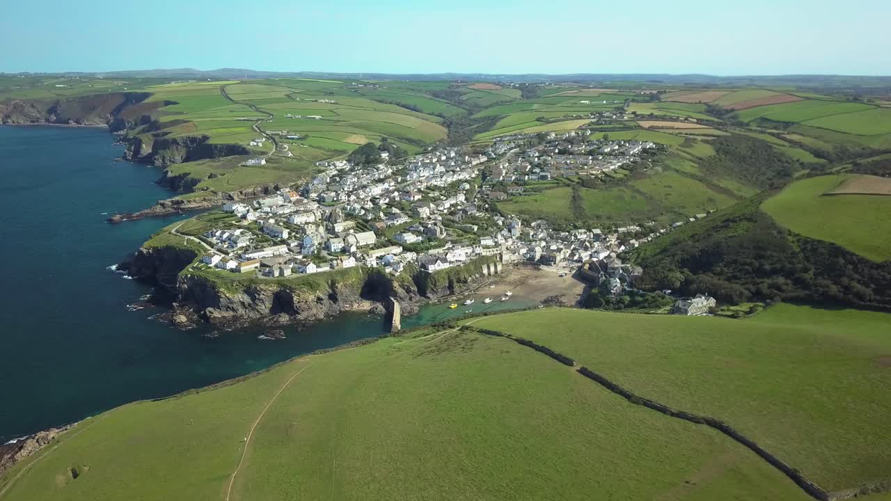 paseo costero y port isaac: pequeño pueblo pesquero y lugar popular para películas y series de televisión en cornualles, inglaterra, reino unido.