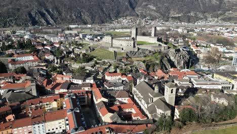 Bellinzona-Schweiz-Burg-Und-Dorf-Luftaufnahme