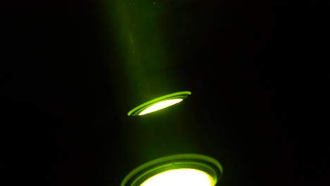 par led dmx luces verdes brillando un rayo de luz verde a través de las partículas en el aire como fondo, con espacio de copia