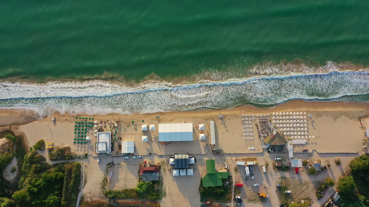 파도가 해변을 강타하는 불가리아 크라네보 해변의 공중 전망
