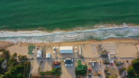 Luftaufnahme-Des-Kranevo-Strands-In-Bulgarien-Mit-Wellen,-Die-Auf-Den-Strand-Treffen