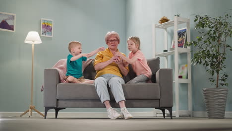 niños pequeños, hermano y hermana, sentarse con la abuela