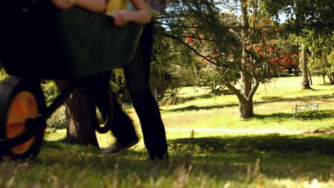 madre e hija divirtiéndose en la jardinería juntos