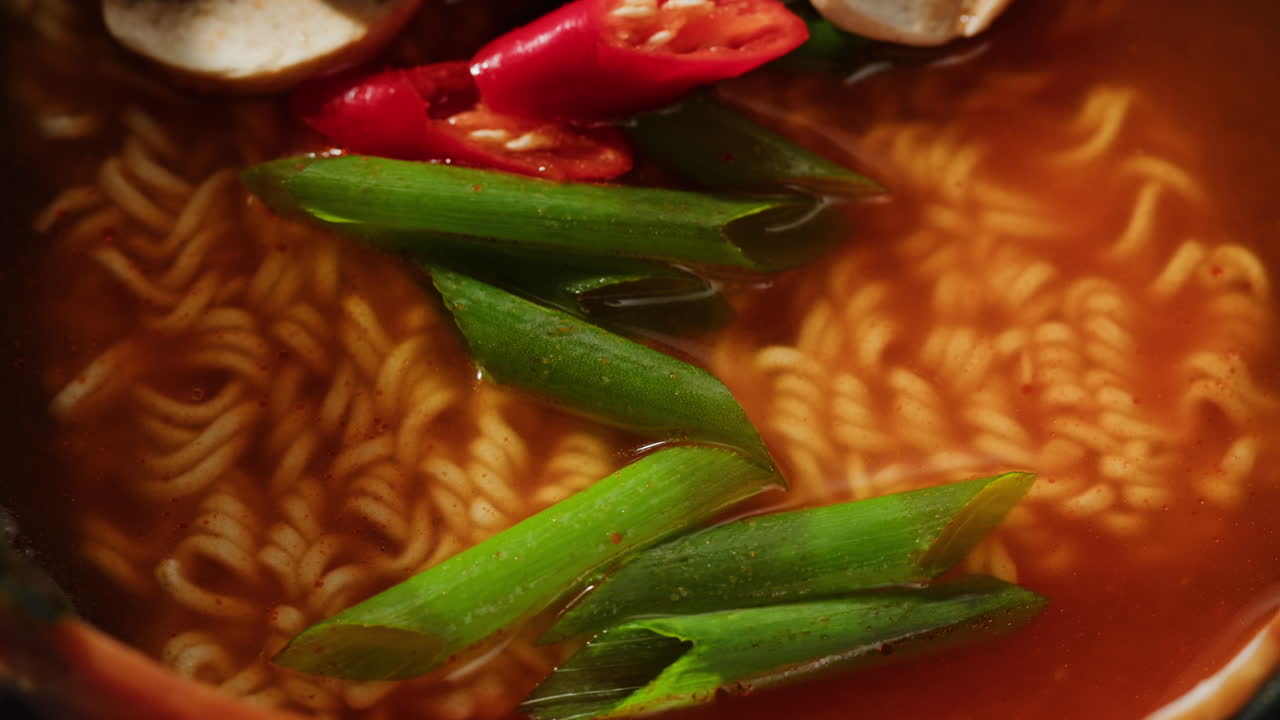 sopa de ramen picante en el tazón
