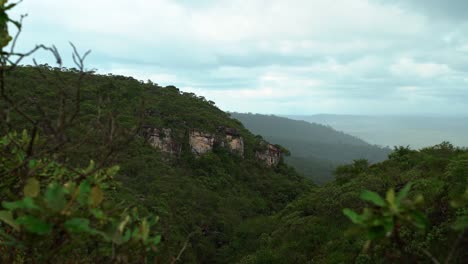 inclinando hacia arriba una toma de 4k de colinas y acantilados en una selva tropical dentro del famoso parque nacional chapada diamantina en el noreste de brasil en un día lluvioso nublado