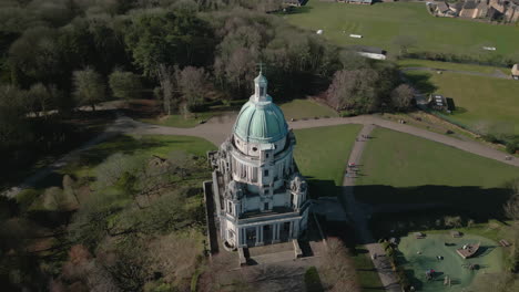 Ashton-Memorial-Monument-Im-Williamson-Park,-Lancaster,-Großbritannien,-Lange-Umlaufbahn-Gegen-Den-Uhrzeigersinn,-Die-Eine-Parklandschaft-Freigibt