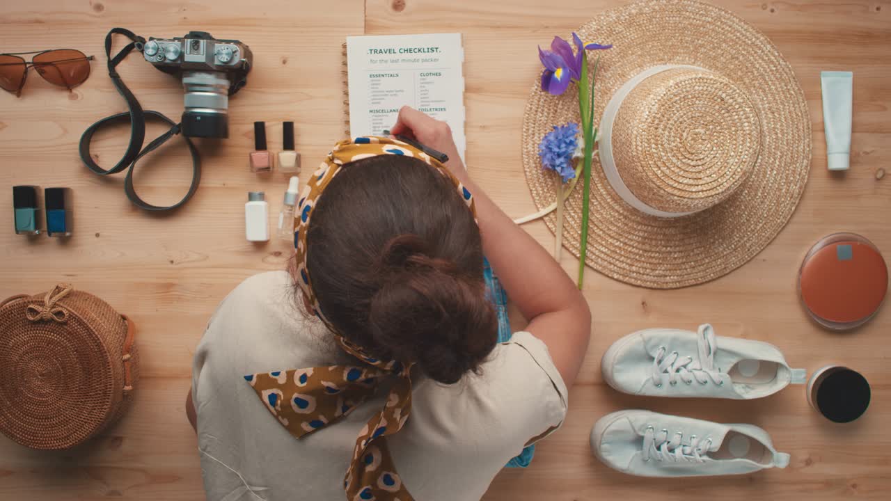mujer preparándose para el viaje de verano