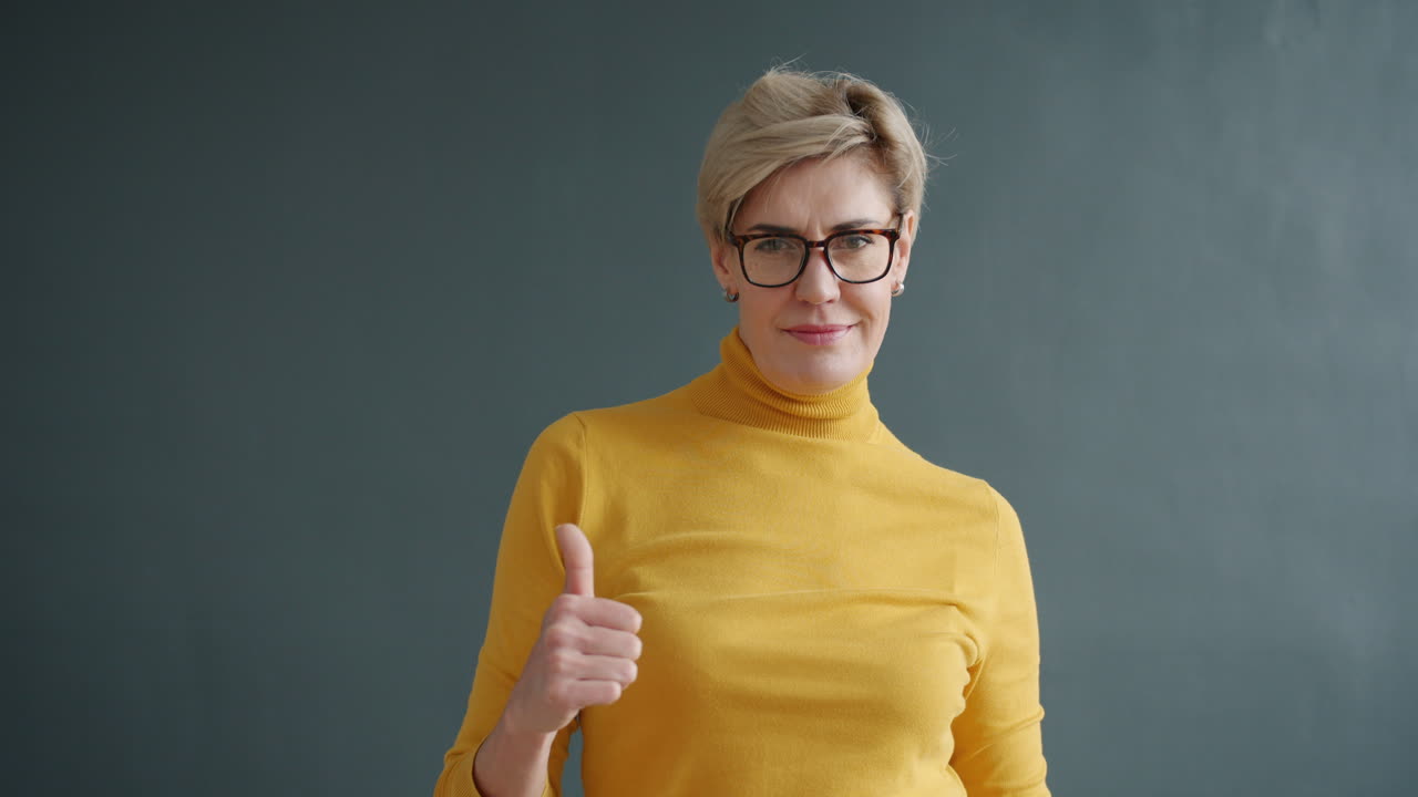 mujer con los pulgares hacia arriba