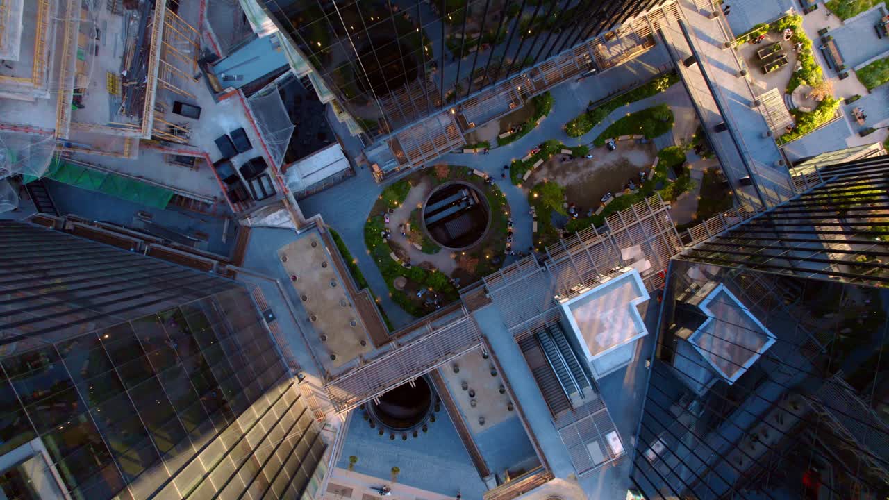 Tomada de drone zenital girando acima do Mirador MUT, pôr do sol em Santiago do Chile.