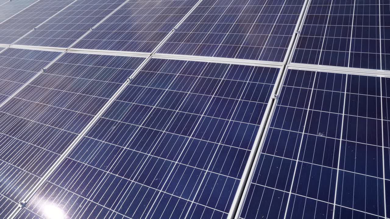 Parco solare con celle fotovoltaiche illuminate dal sole. Primo piano di pannelli in silicio per la produzione di energia alternativa.