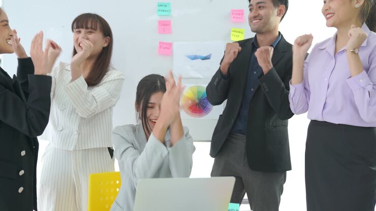 ビジネスマンが熟練して完成したプロジェクトの成功を祝います