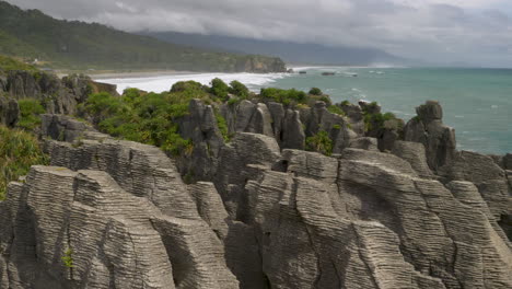 imágenes de 4k de rocas de panqueque con olas en el fondo - punakaiki, nueva zelanda