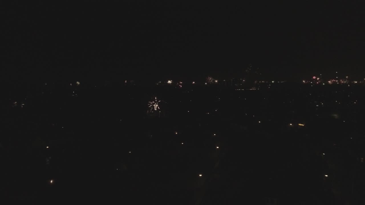 새해 불꽃놀이의 움직이는 스카이라인 샷