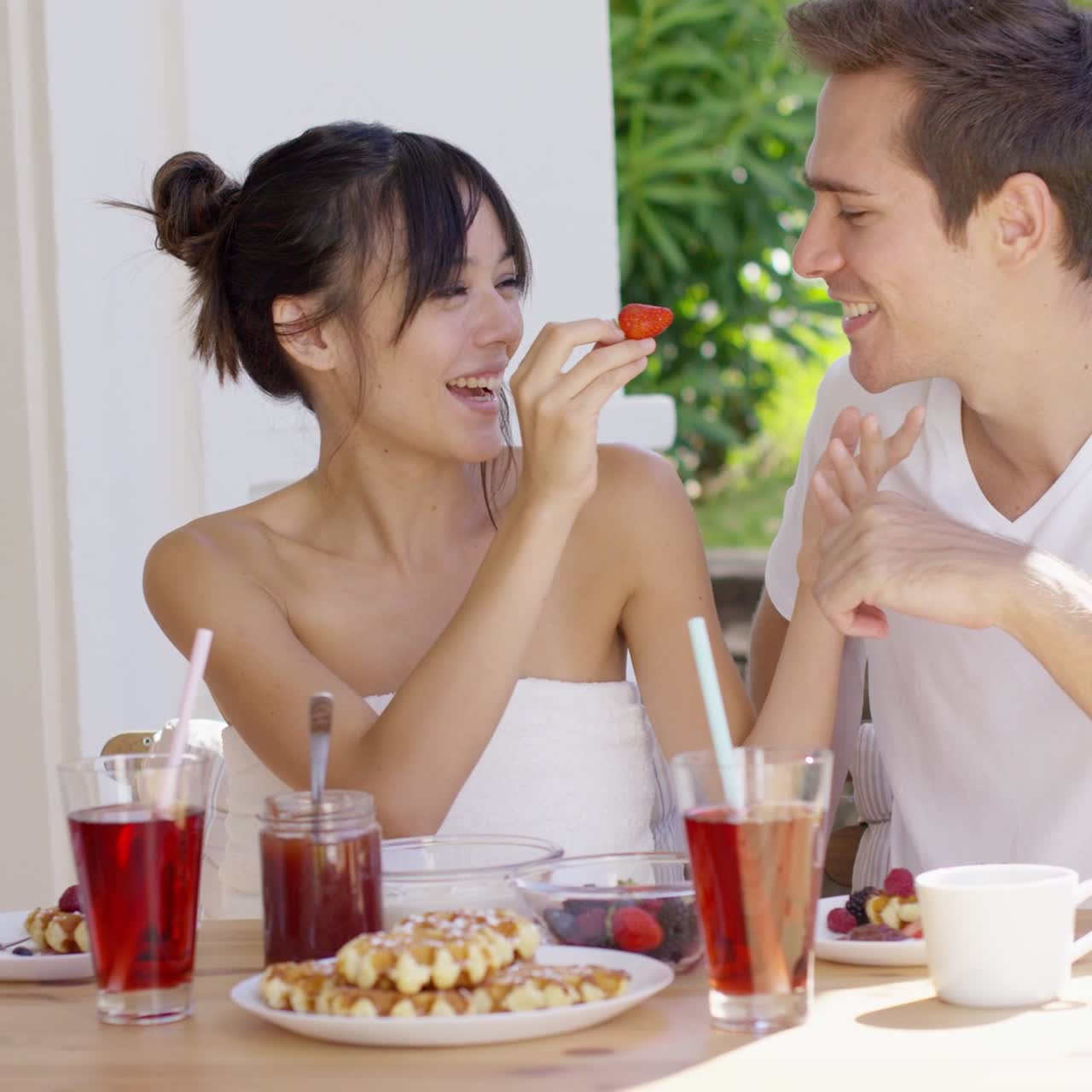 Coppia che si imbocca a vicenda a colazione