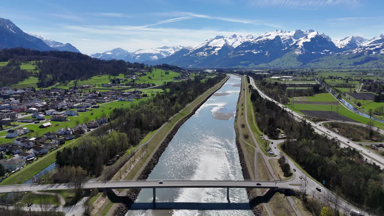coches en el puente que cruza el río rin entre suiza y liechtenstein