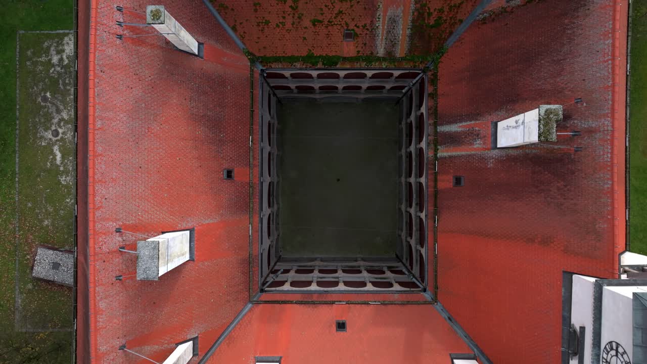 el patio del castillo de hartheim en alkoven, en la alta austria.