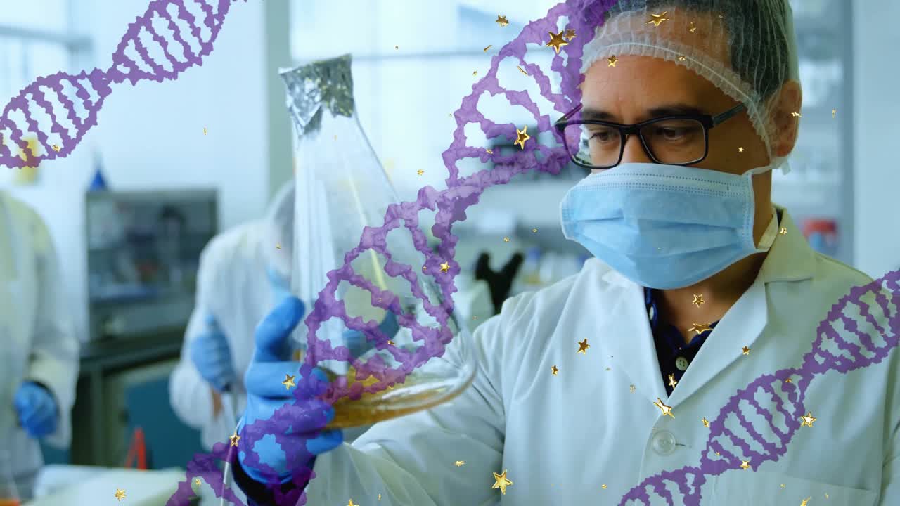 Scienziato di laboratorio che solleva una fiaschetta visualizzando la chiarezza della soluzione e causando scintille animate a doppia elica del DNA.