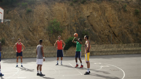 Basketballspieler-Schießt-Einen-Elfmeter