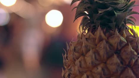 Frische-Ananas-Mit-Blättern-Vor-Heller-Neongirlande