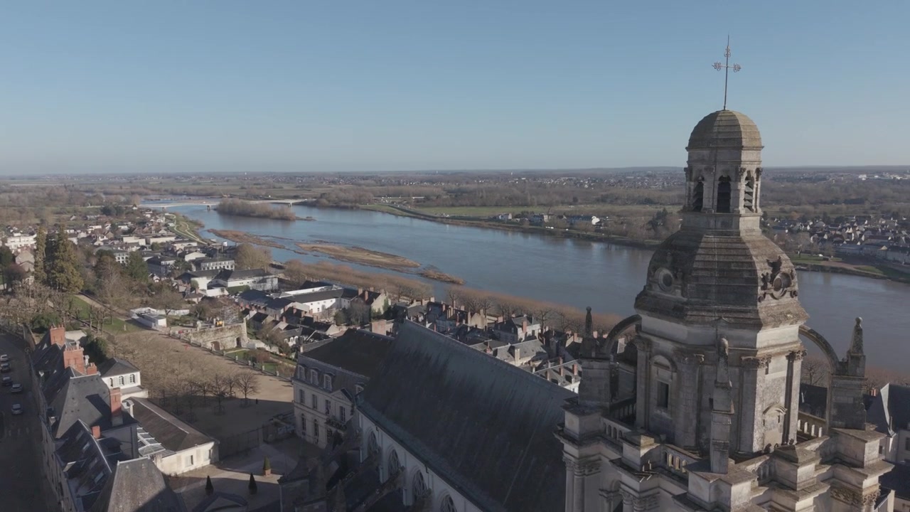 Una vista aérea observa de cerca los tejados de Blois hacia su alta torre de catedral en el Valle del Loira