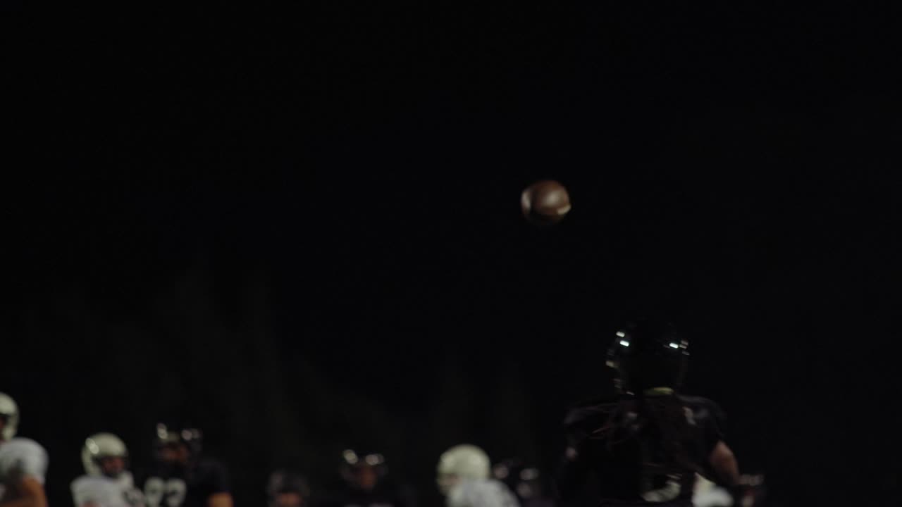 축구 선수가 카메라를 향해 공을 던지고 터치다운을 합니다.