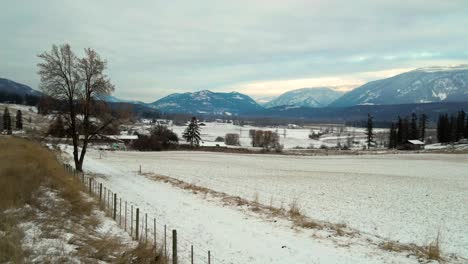 Majestuosas-Montañas-Cubiertas-De-Nieve-Con-Tierras-De-Cultivo-De-Hierba-Fresca-Cerca-De-Little-Fort,-Columbia-Británica,-Canadá---Cautivadora-Toma-De-Seguimiento-De-Invierno