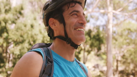 ciclista sonriente quitando sus gafas de sol