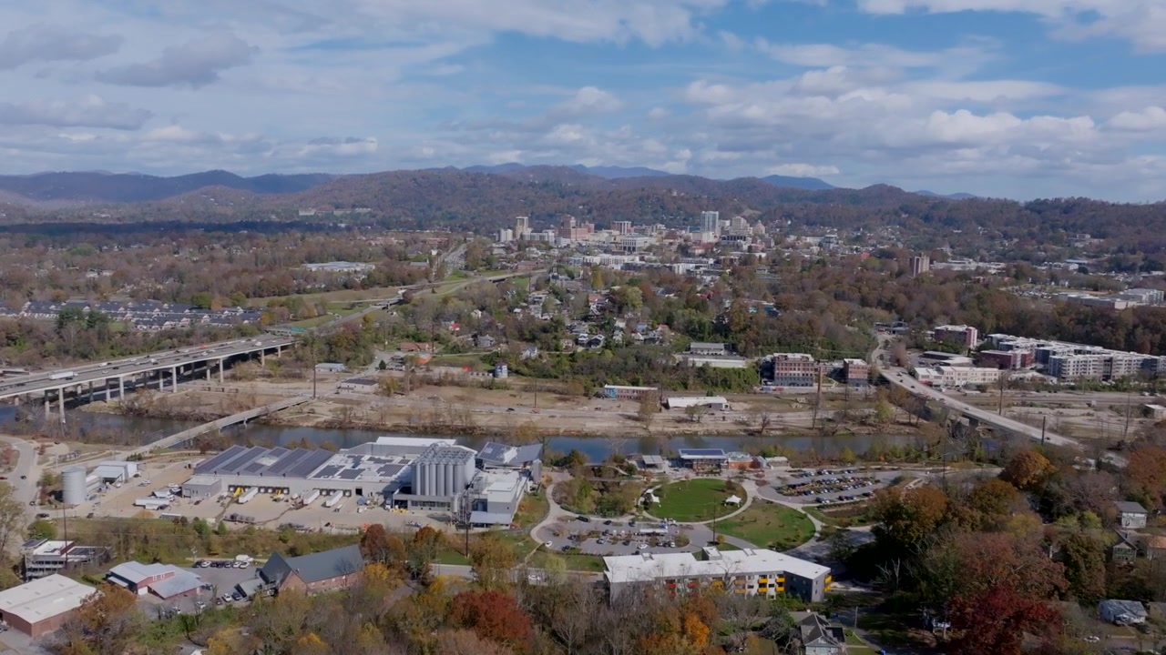 Images aériennes à Asheville, Caroline du Nord, volant vers la rivière French Broad et le centre-ville