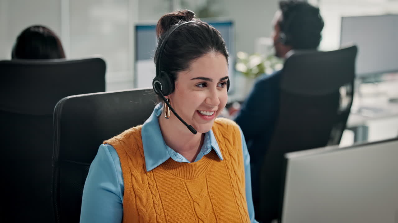 Vennlig kvinne med headset som snakker på et kundesenter