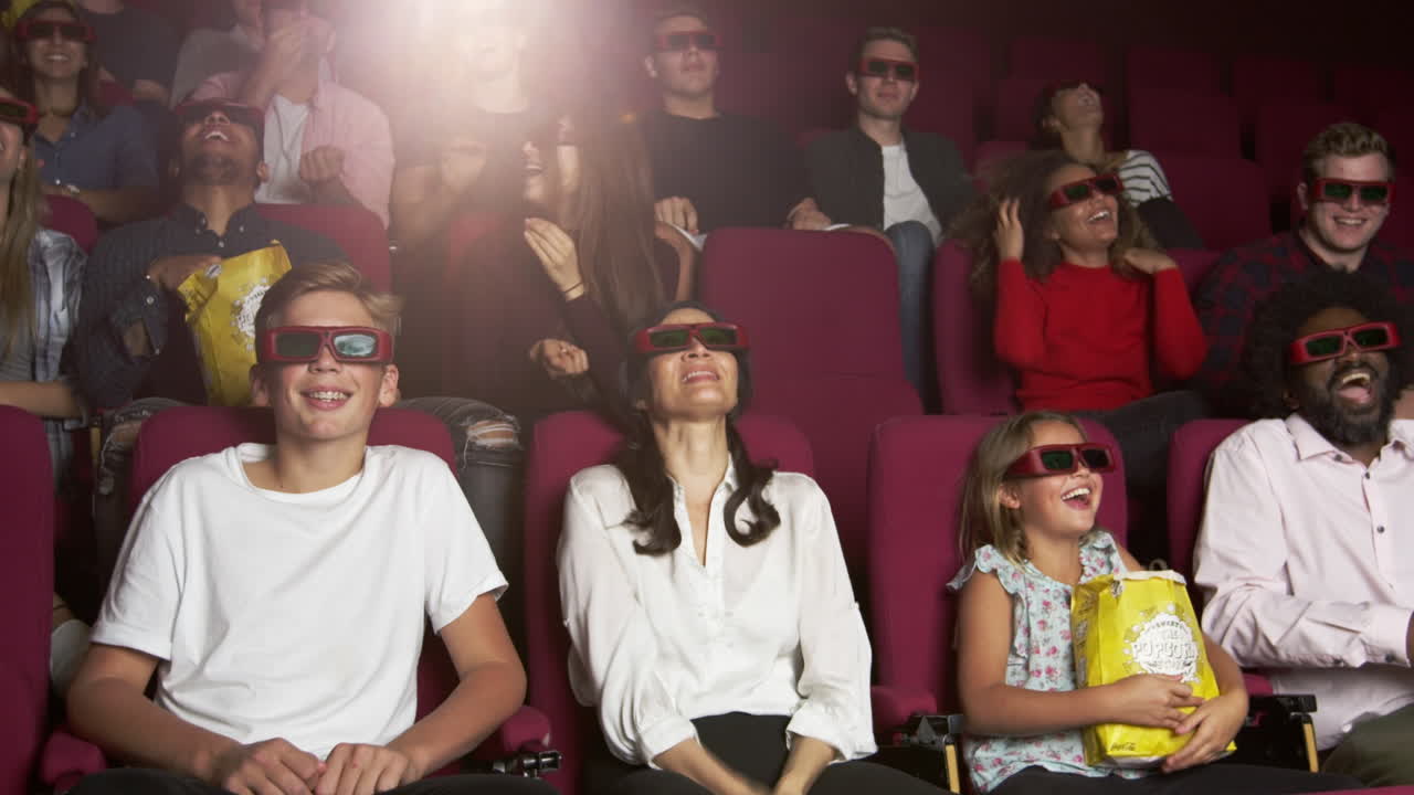 público en el cine viendo una película de comedia en 3d rodada en r3d
