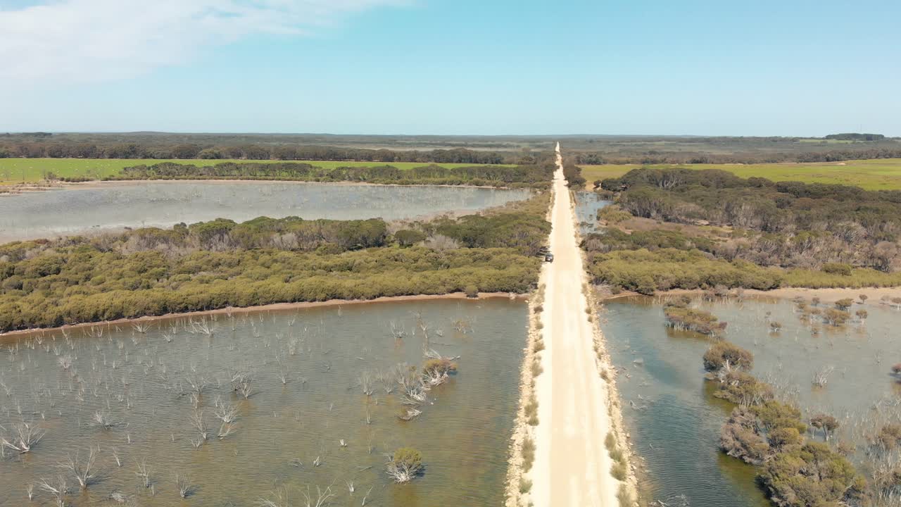 lagos claros rodeados de hierba verde en la isla canguro