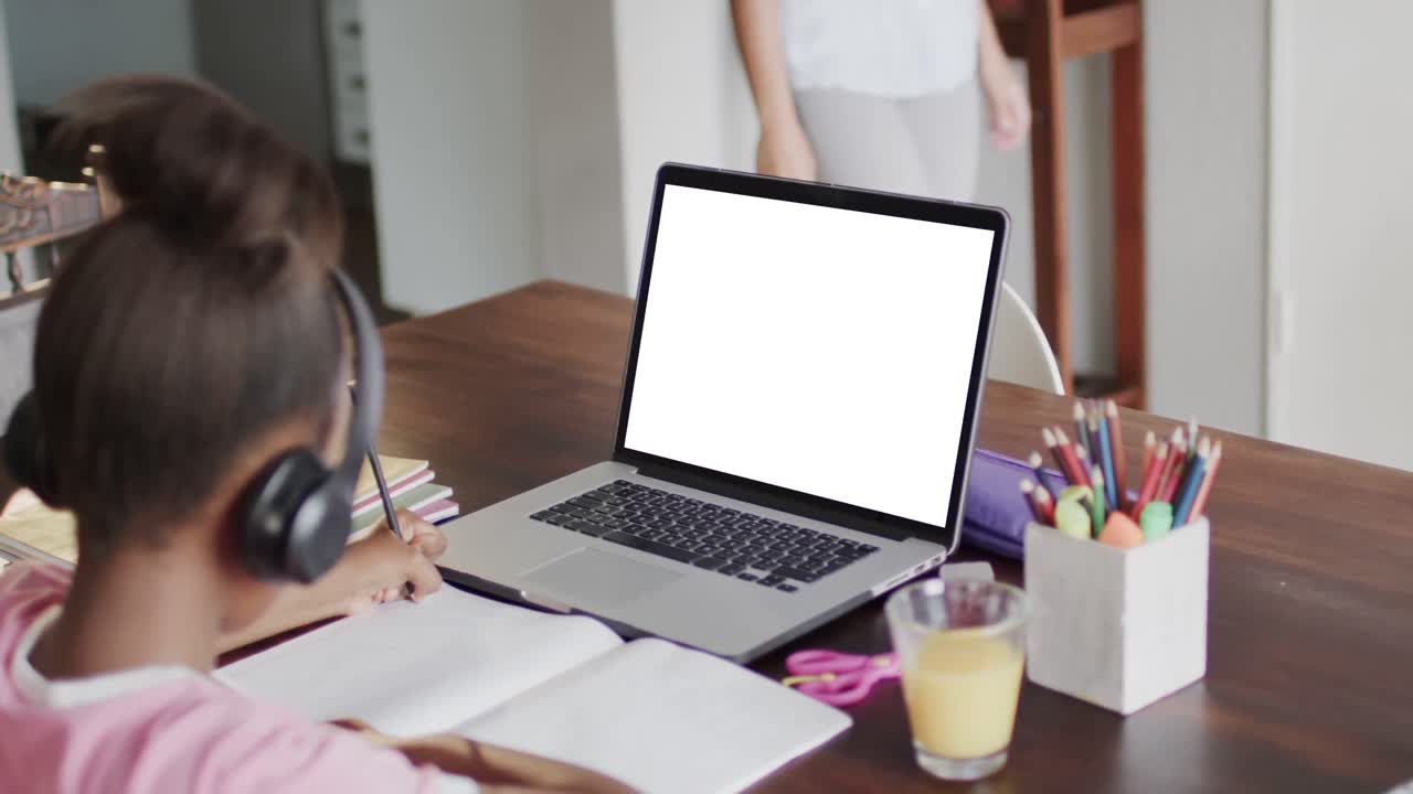 estudiante biracial teniendo clase en una llamada de video portátil con espacio de copia en cámara lenta