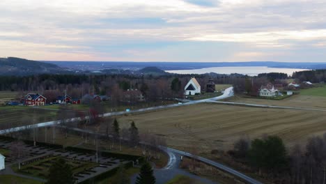 Kühle,-Wolkige-Abenddämmerung,-Dorfstadtgebäude-Und-Felder-In-Der-Schwedischen-Landschaft-In-Der-Nähe-Von-Östersund,-Schweden