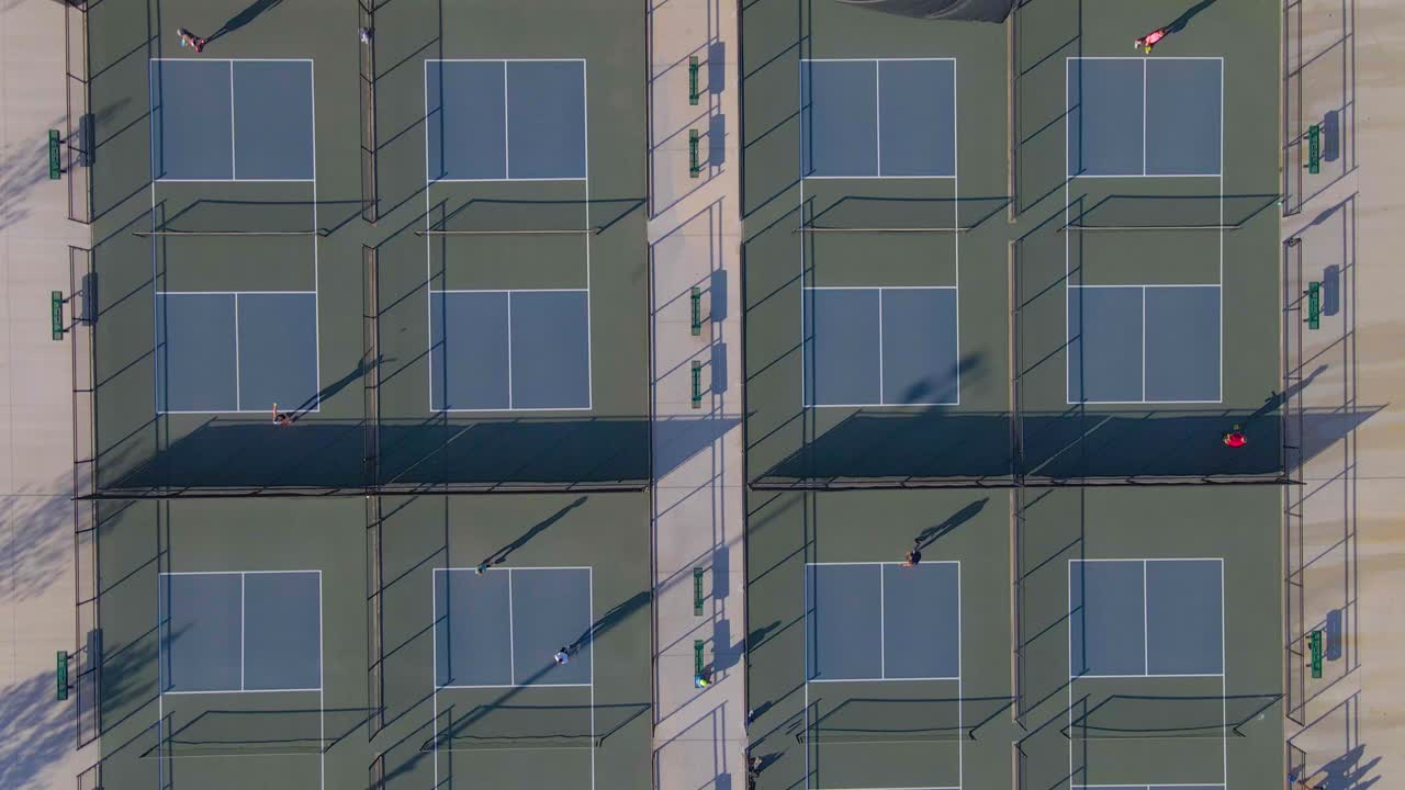 피클볼을 하는 사람들의 조감도