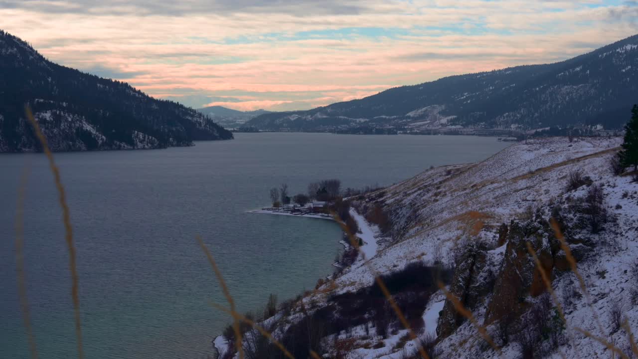 hora dorada en el lago de madera: lapso de tiempo de un paraíso invernal en kelowna, bc, canadá