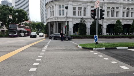 persona cruzando la calle en el cruce peatonal de la ciudad.