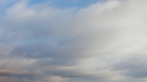 Eine-Zeitrafferaufnahme-Mit-Sich-Bewegenden-Wolken