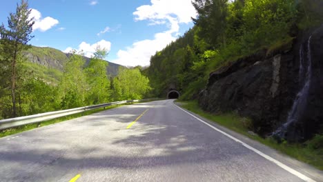 Conducir-Un-Coche-En-Una-Carretera-En-Noruega